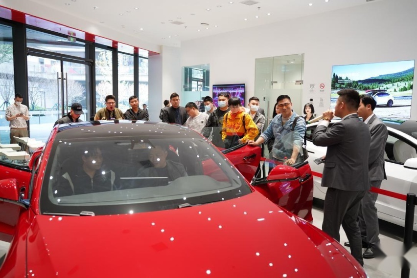 特斯拉Model S Plaid江西首秀 新款车型亮相南昌