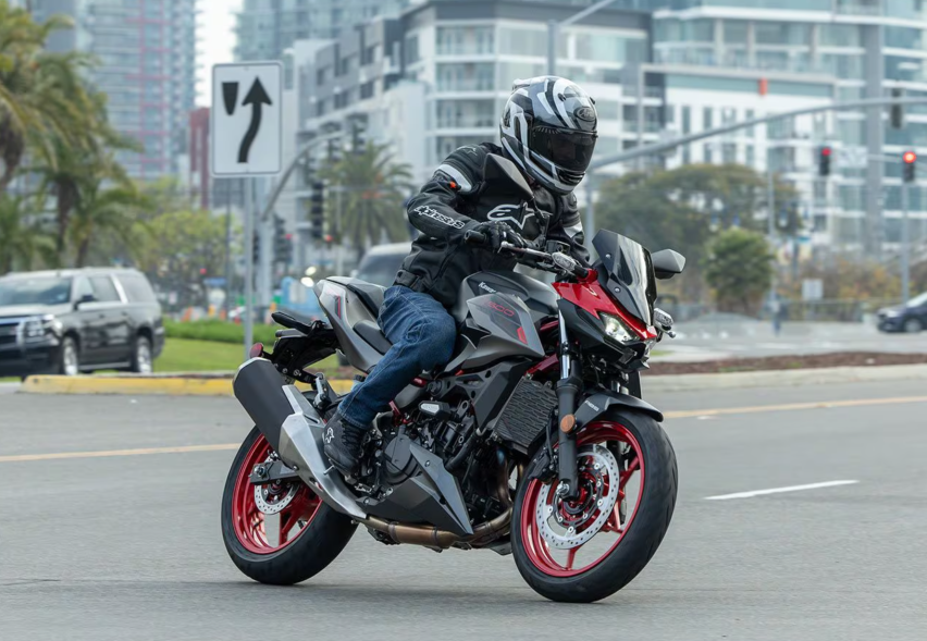 2024款川崎Z500详解，作为一款街车，防风效果值得肯定