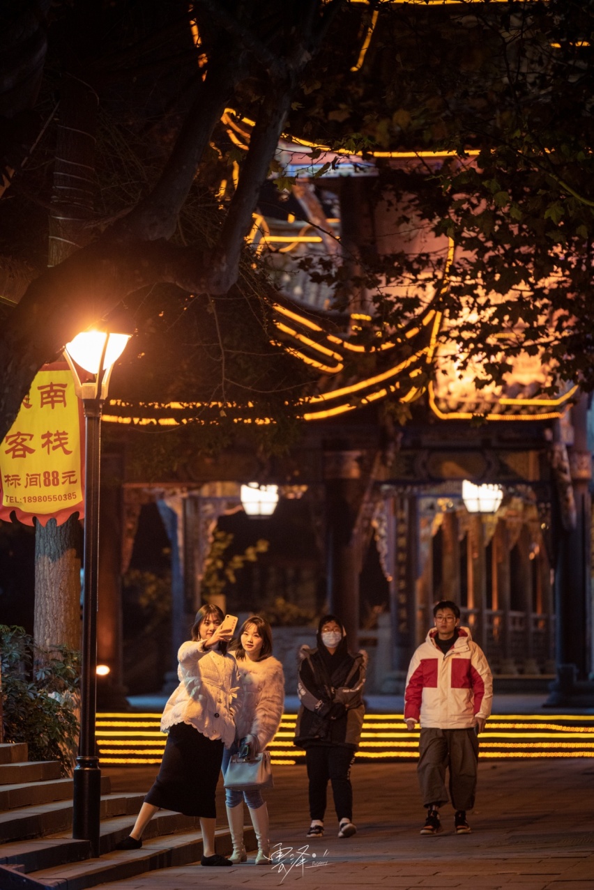 自驾都江堰，摄影师带你看看南桥，今晚的游客很稀少