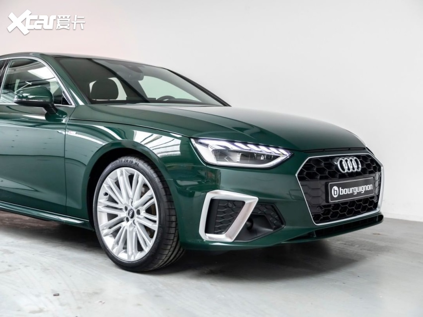 新款奥迪a4三厢版实车 绿色的很帅气