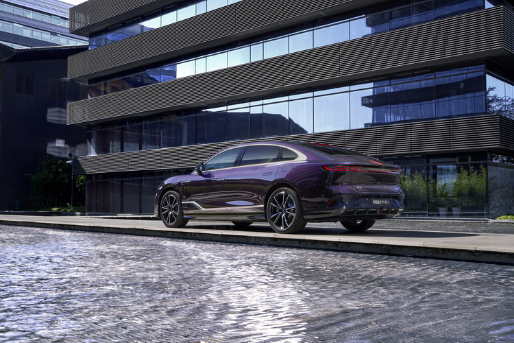 262km超长纯电续航  岚图追光PHEV 25.28万元起上市