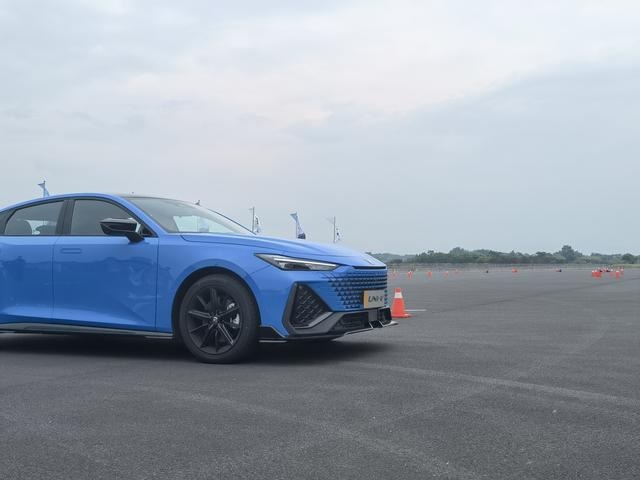 试驾UNI-V 2.0T，速度劲爽，驾控踏实，等25日上市价格