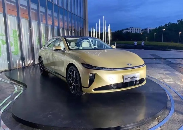 又“卷”起来了？长安启源首款车型来袭，特斯拉Model3压力大了？