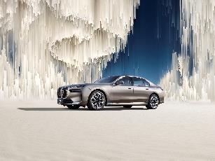 创新纯电BMW i7携全新BMW 7系家族陆续到店，首批车主获限量艺术