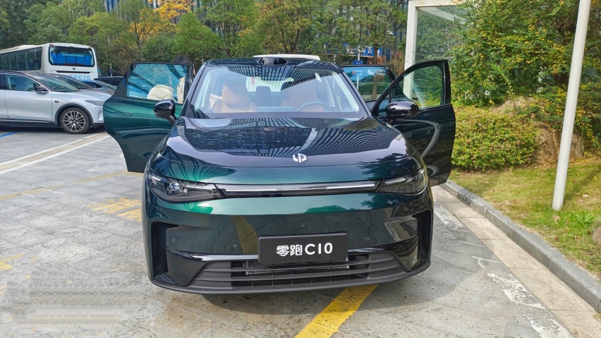 零跑C10实车到店，墨绿色涂装更高级，后排配“餐桌”，续航530km
