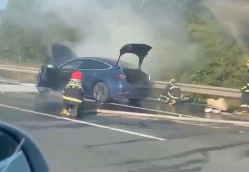 一波未平一波又起，特斯拉又出事儿了，竟然起火了