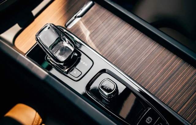 预算35万，XC60、Q5L同步改款，再算上XT5，怎么选？