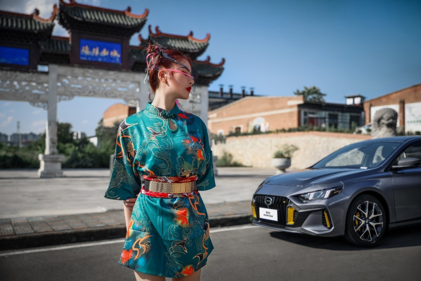“第一辆车”怎么选？轩辕奖双项获得者影豹了解一下