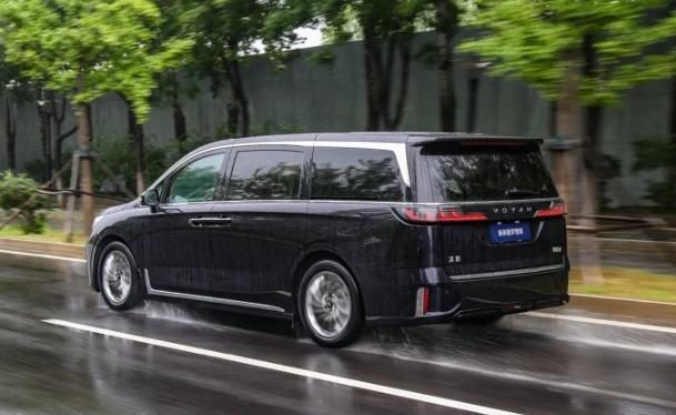 适合家用的MPV，这台车标配双叉臂/五连杆，百公里亏电油耗5.36L