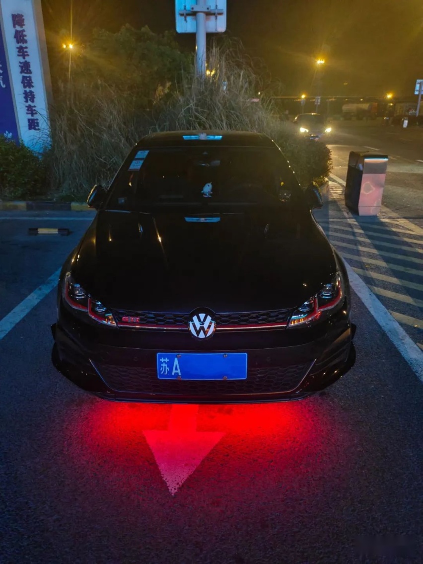 走街范的大众7.5代高尔夫GTi，这种干净素雅的感觉就很棒
