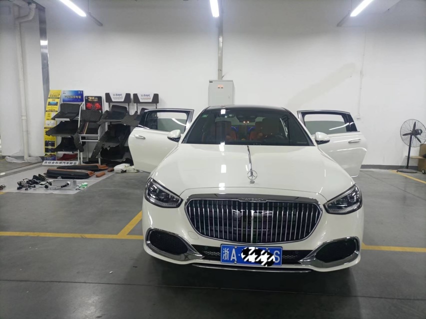 22款迈巴赫S480升级原厂电动后门，操作更方便，动作更优雅