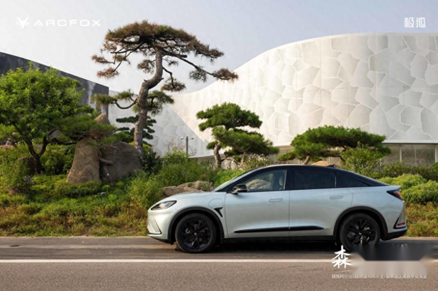 20万元级纯电SUV 极狐汽车森林版绿色的健康座舱全面的智能配置