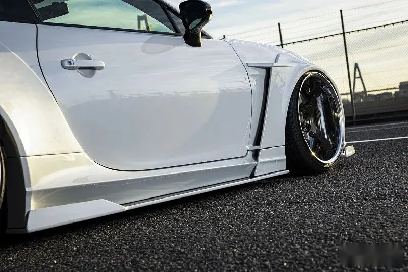 KUHL改装宽体GR86/BRZ，风格神似2000年初的《极品飞车》