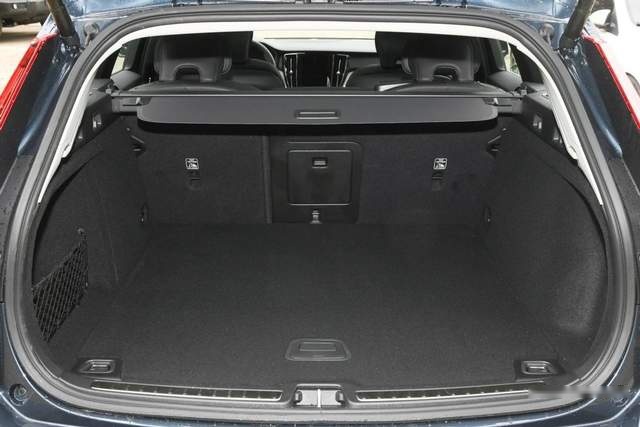 原装进口2.0T+8AT，运动堪比3系，沃尔沃V60为什么叫好不叫座？