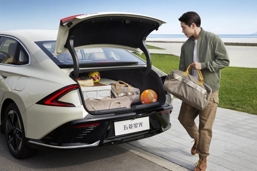 空间媲美B级车，百公里仅3.98个油，五菱星光扯下油车遮羞布？