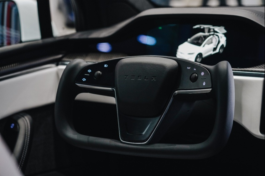 特斯拉Model X Plaid空降春城，人形机器人惊喜登场