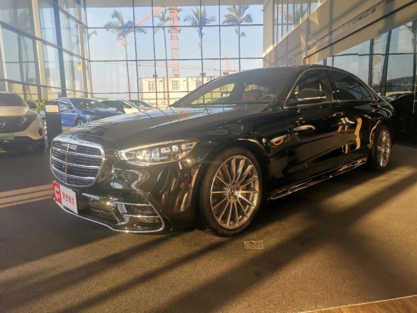 实拍奔驰S级S500L 4MATIC，车长超5米3，一坐进去就舍不得下