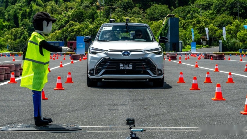 纯油版油耗6L本就挺省油，丰田为啥还给锋兰达上混动？
