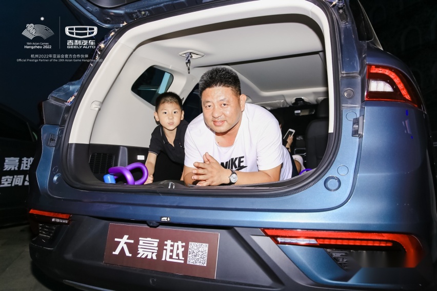 空间媲美汉兰达，价格却不到一半，吉利豪越“躺赢”靠啥魔法？