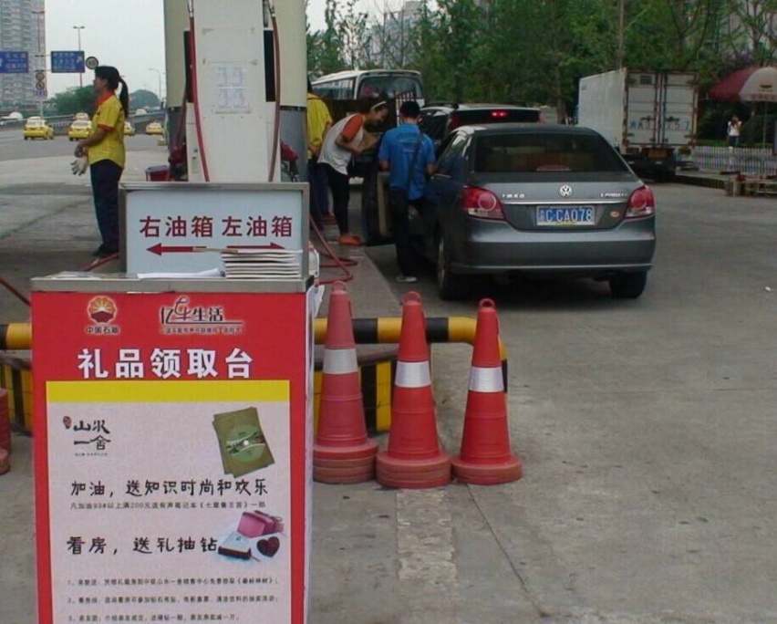 加完油开车就走？加油工捂嘴偷笑，江裕宜春高安新能源汽车提醒