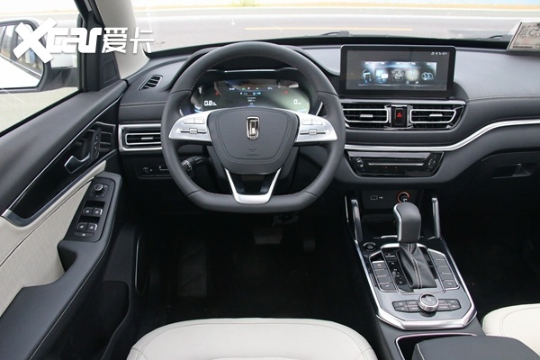 试奔腾T33：高颜值下的物联SUV，城市代步或是最佳选择