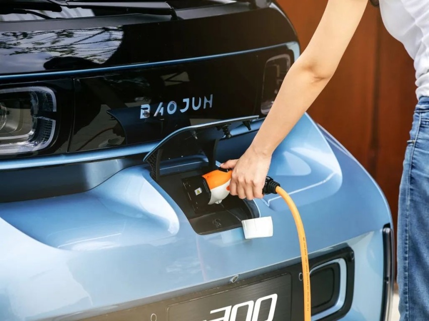 萌就一个字！新宝骏E300苏宁预售价，售6.58万元起