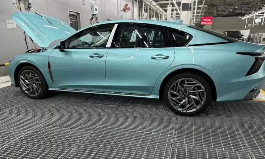 不如H5好看？红旗H6实车曝光，轿跑造型大胆激进，入门就配2.0T