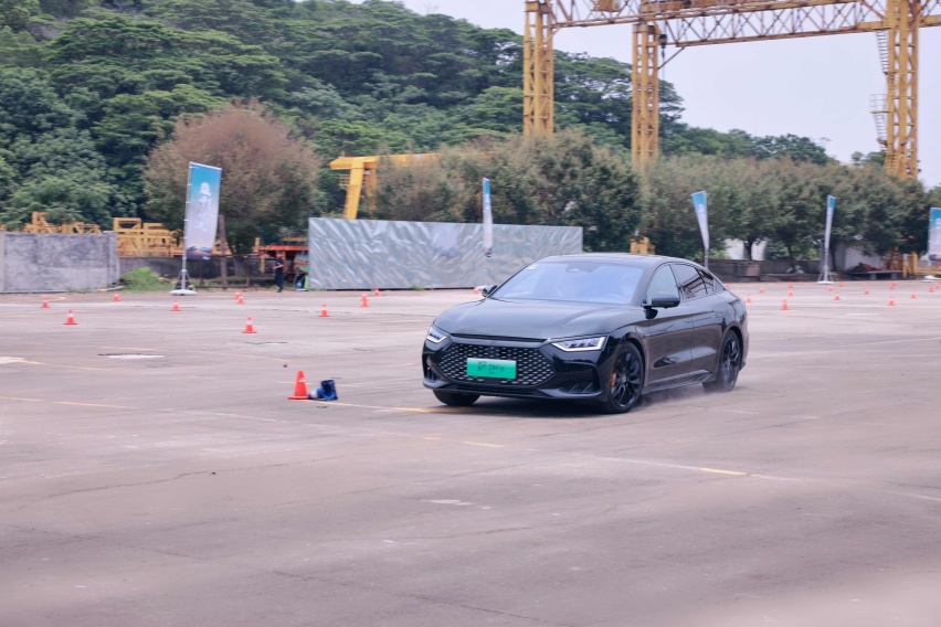 3.7秒破百，云辇系统加持，解锁汉DM-p战神版硬核实力
