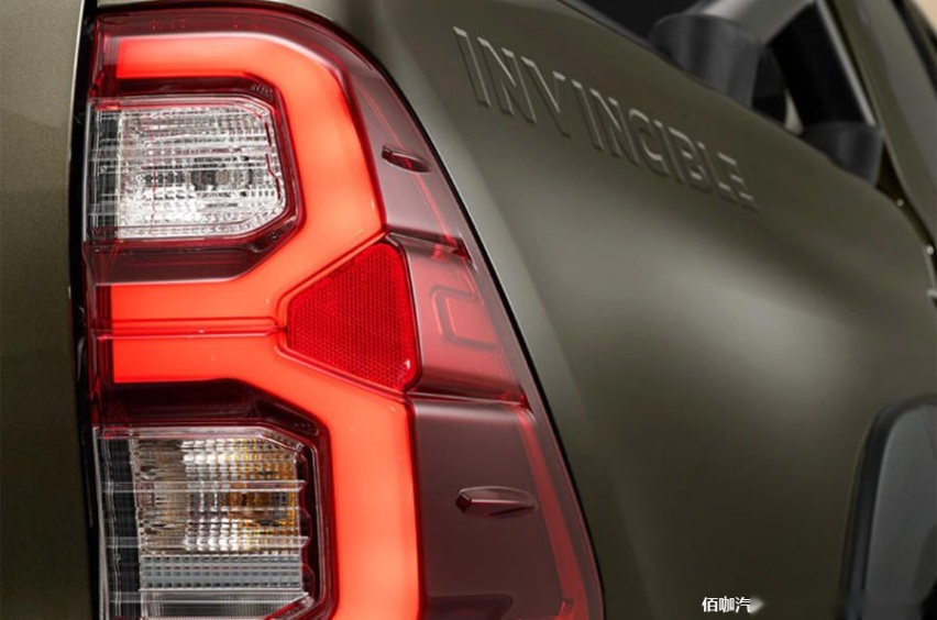 500-toyota-hilux-2020-static-rear.jpg