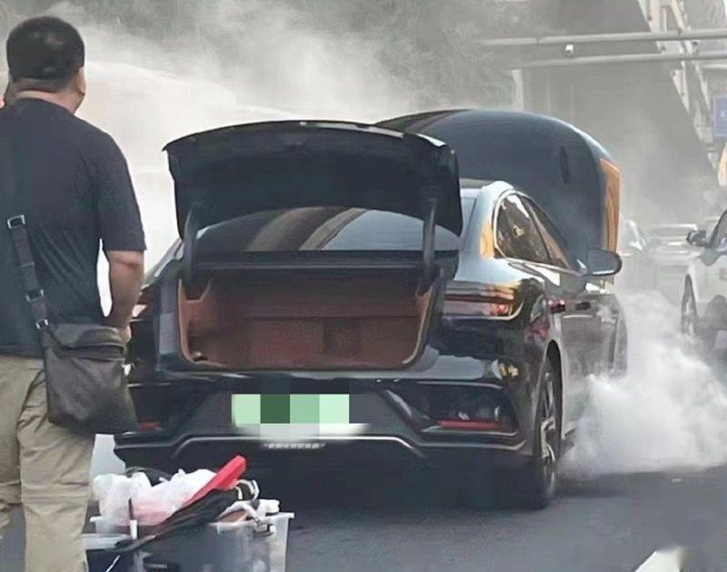 刀片电池不是不起火吗?比亚迪汉EV在深圳街头冒烟后起火