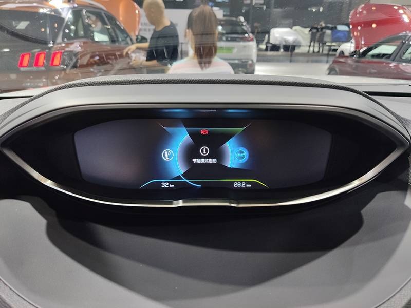 2020成都车展：搭1.6T发动机，实拍标致4008PHEV