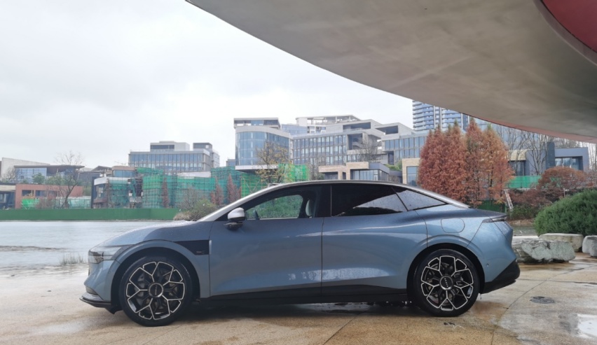 试驾极氪007：风格异于Model 3，百公里电耗22.7kWh
