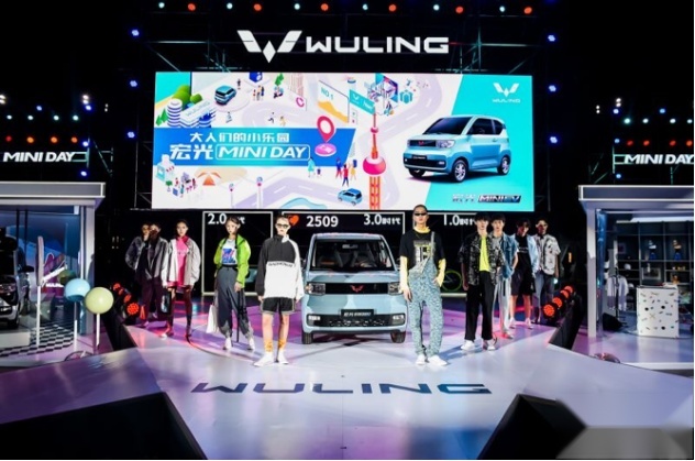 五菱MINI EV为何上市即爆款？2.88万的价还要啥自行车