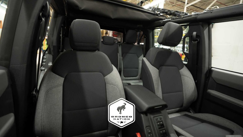 ford-bronco-base-interior-seats-and-console.jpg