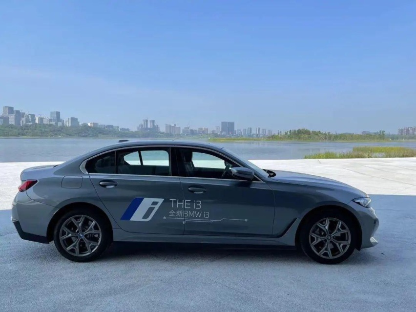 新车逆袭特斯拉?30来万买宝马电车,轴距3米,续航超500