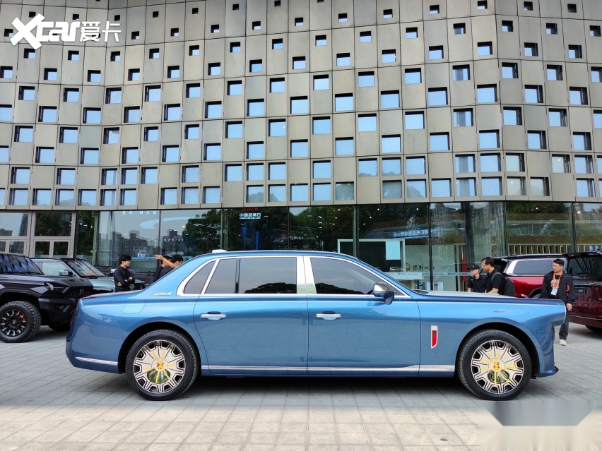 或700万起？新一代红旗L5现身街头，长近6米+升降立标，搭V8动力
