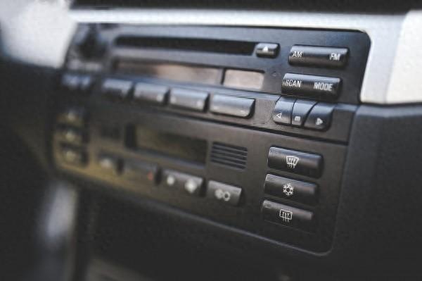 你多久没听广播了？都2023年了，为什么车载收音机不能取消？