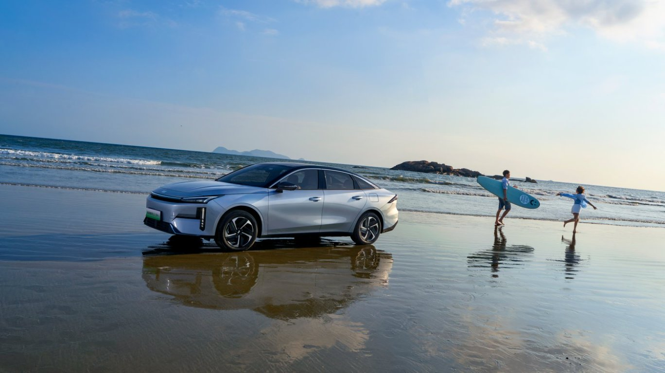 國民精品家轎!吉利銀河L6 EM-i售價7.98萬-10.68萬超值上市! 國民精品家轎!吉利銀河L6 EM-i售價7.98萬-10.68萬超值上市!