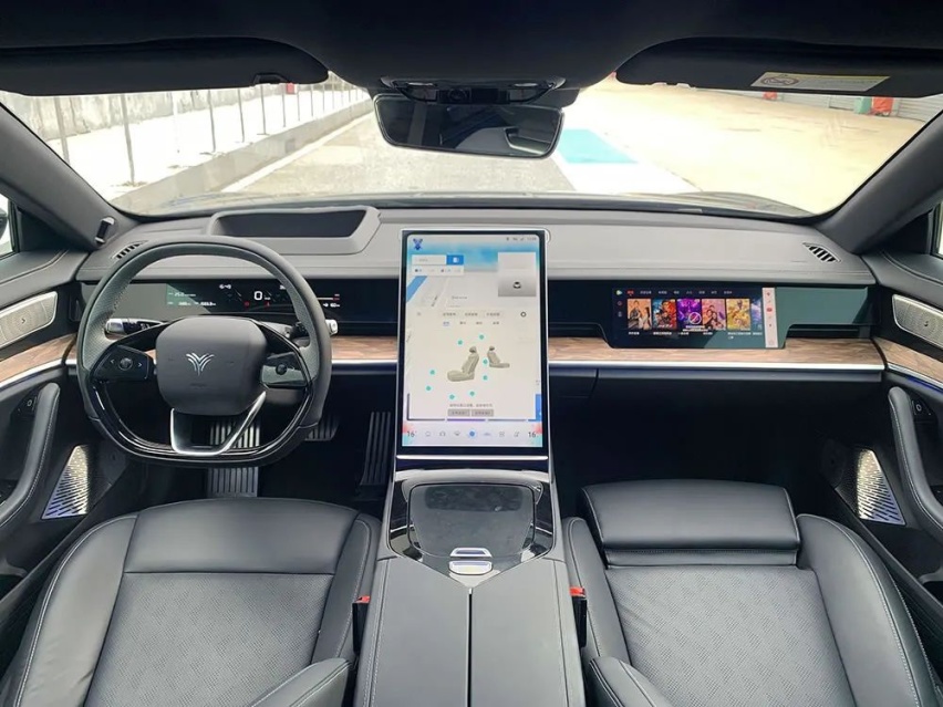 加速比肩Model 3性能版 开着哪吒S跑赛道是啥体验？
