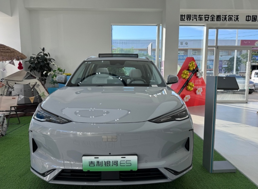 还看比亚迪？吉利银河E5开启预售，12.3万起，比元Plus大还便宜！