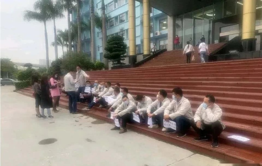 拉横幅讨薪，不惜冒险聚集，比亚迪疑似爆发维权事件
