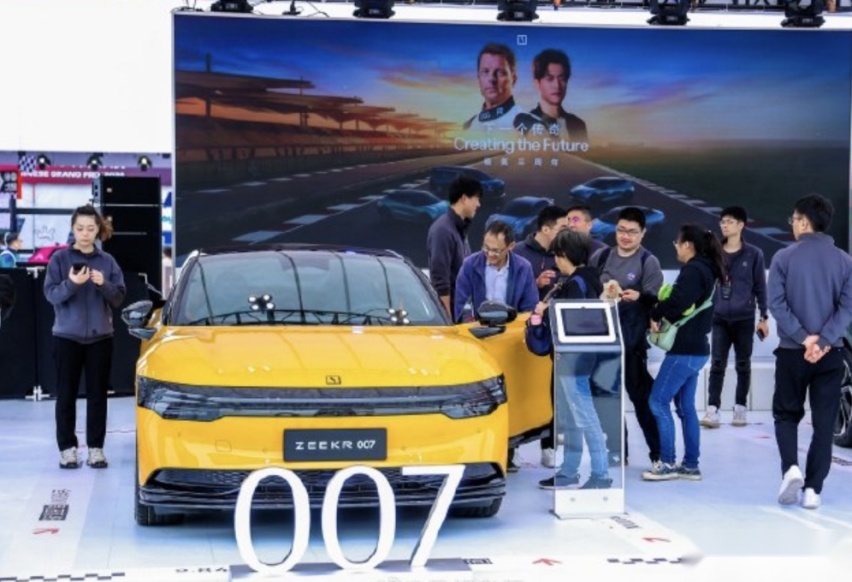 在F1赛道上陪你前行，极氪001首席操控官周冠宇首次主场作战