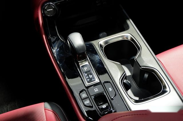 雷克萨斯首款插混车型NX400h+登台，全新NX重庆上市
