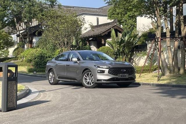 又开始“卷”了？福特蒙迪欧1.5T车型上市，入门才14.98万