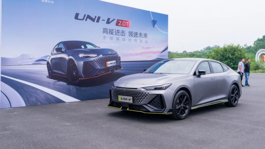 试驾长安UNI-V 2.0T，6.51秒破百，问领克03你紧张了吗？