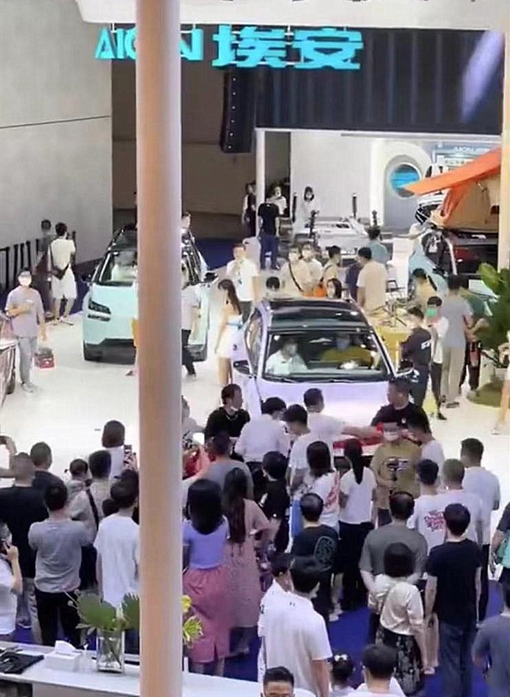 长安欧尚Z6和长安UNI-V 2.0T双双上市、重庆车展成了“维权展”