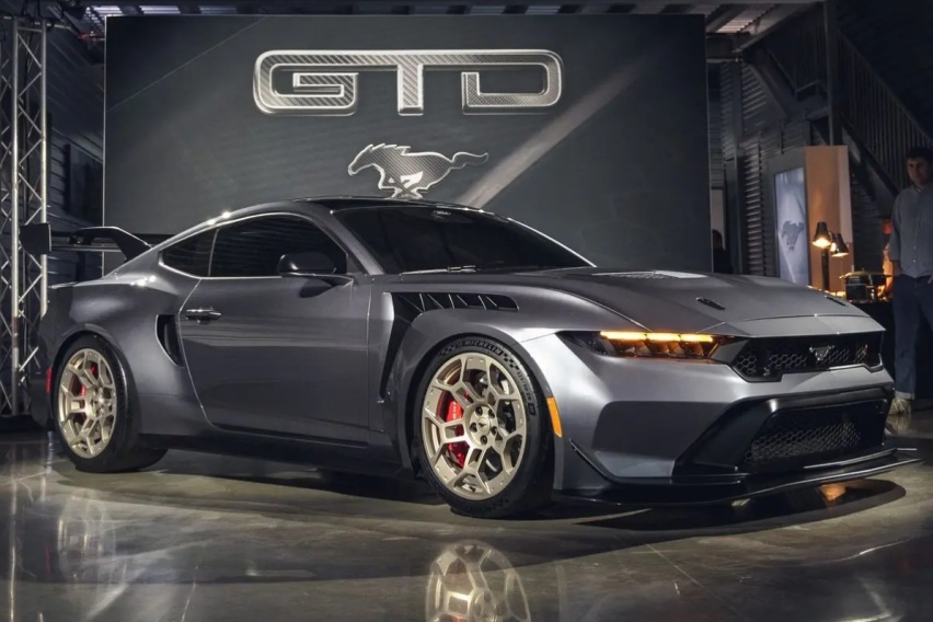 传奇跑车的魅力，福特Mustang GTD实车现身车展，V8引擎爆80