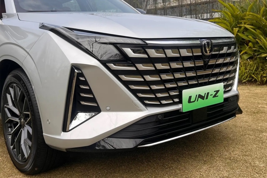实拍长安UNI-Z：除了颜值在线，科技配置+混合动力更是同级领先！