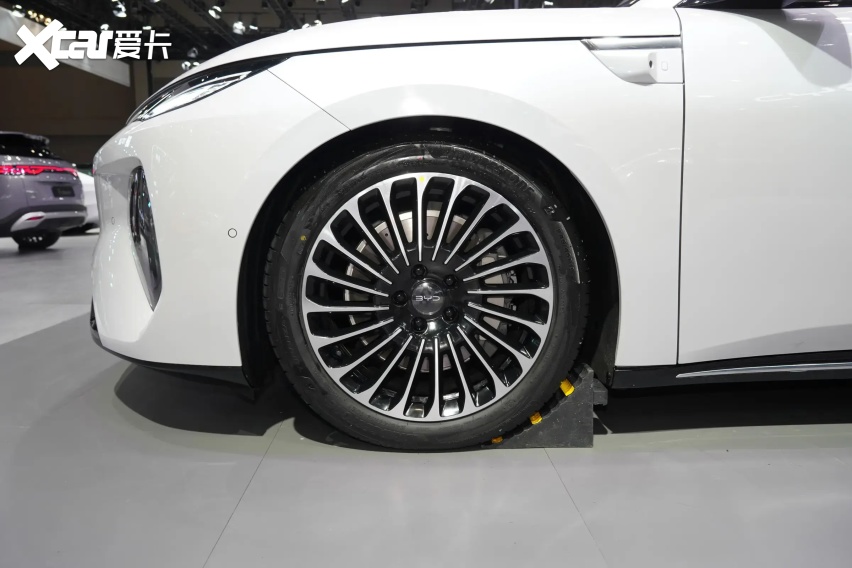 19.69万起买海豹08 ：C级车身+后轮转向+9分钟充满，还看BBA