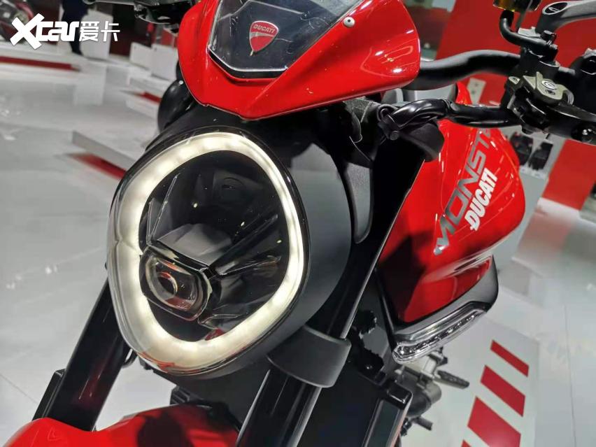 streetfighter v4 s 暗夜黑那对金筷子倒是十分养眼,或许是杜卡迪担心